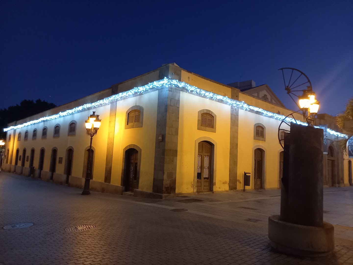 Centro de Arte La Recova: attractive exterior view at night
