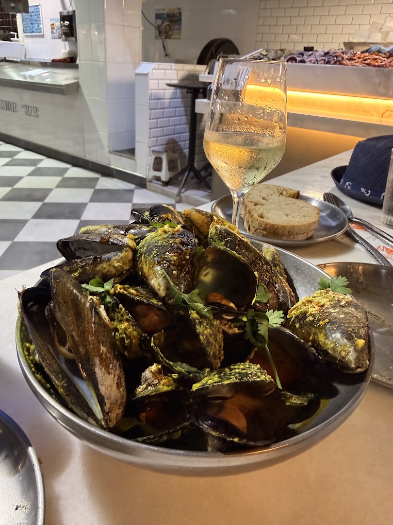 Em Barra: appetizing food and drink photo
