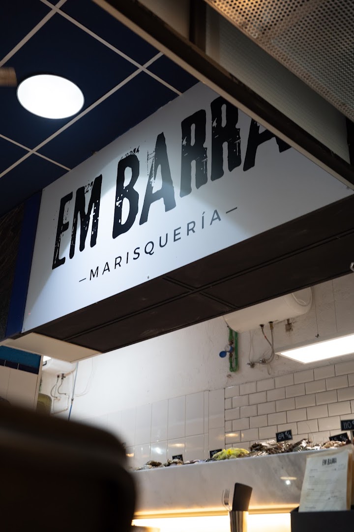 Em Barra: clear signage and restaurant interior