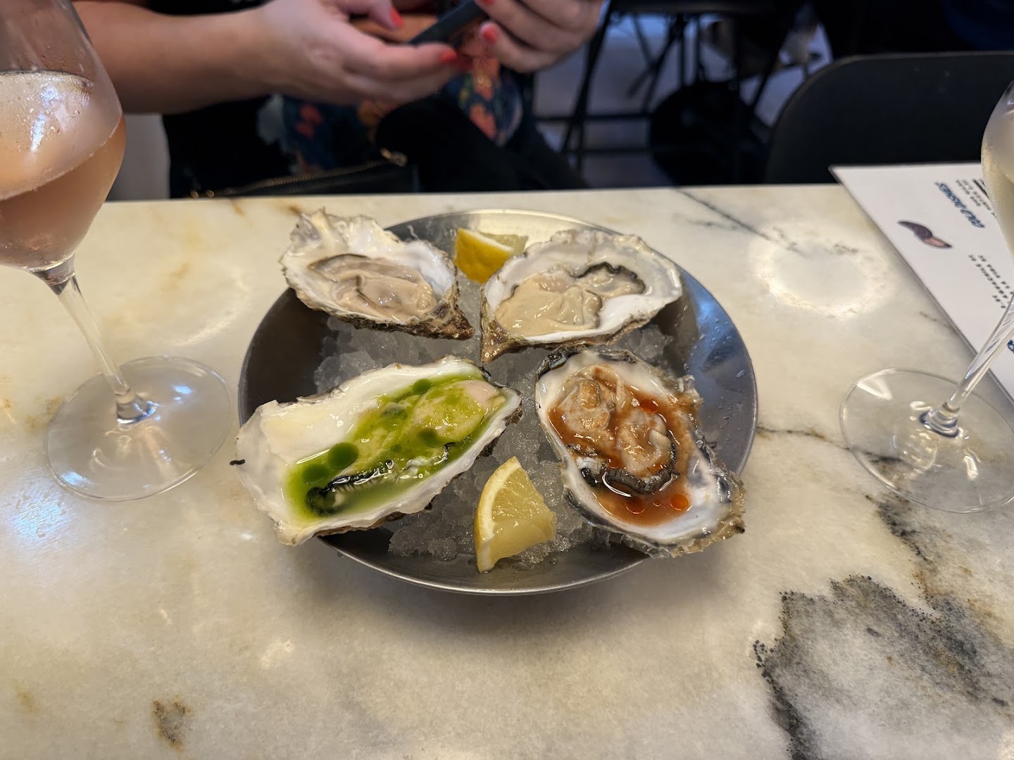 Em Barra: appetizing photo of fresh oysters