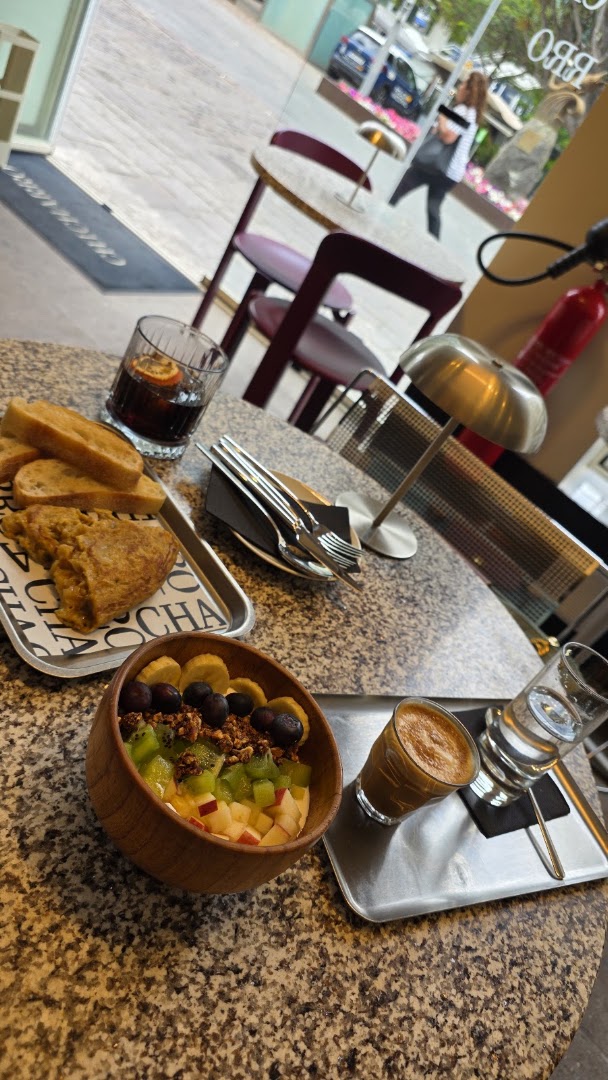 Hotel Taro Santa Cruz: appealing breakfast spread and atmosphere