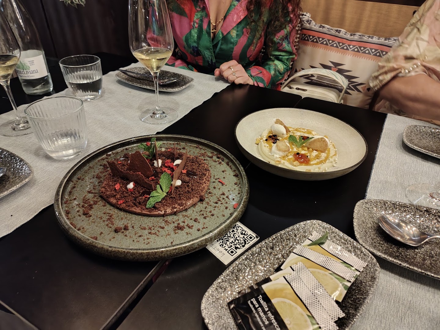 Kon-Tiki: appetizing food and dining atmosphere