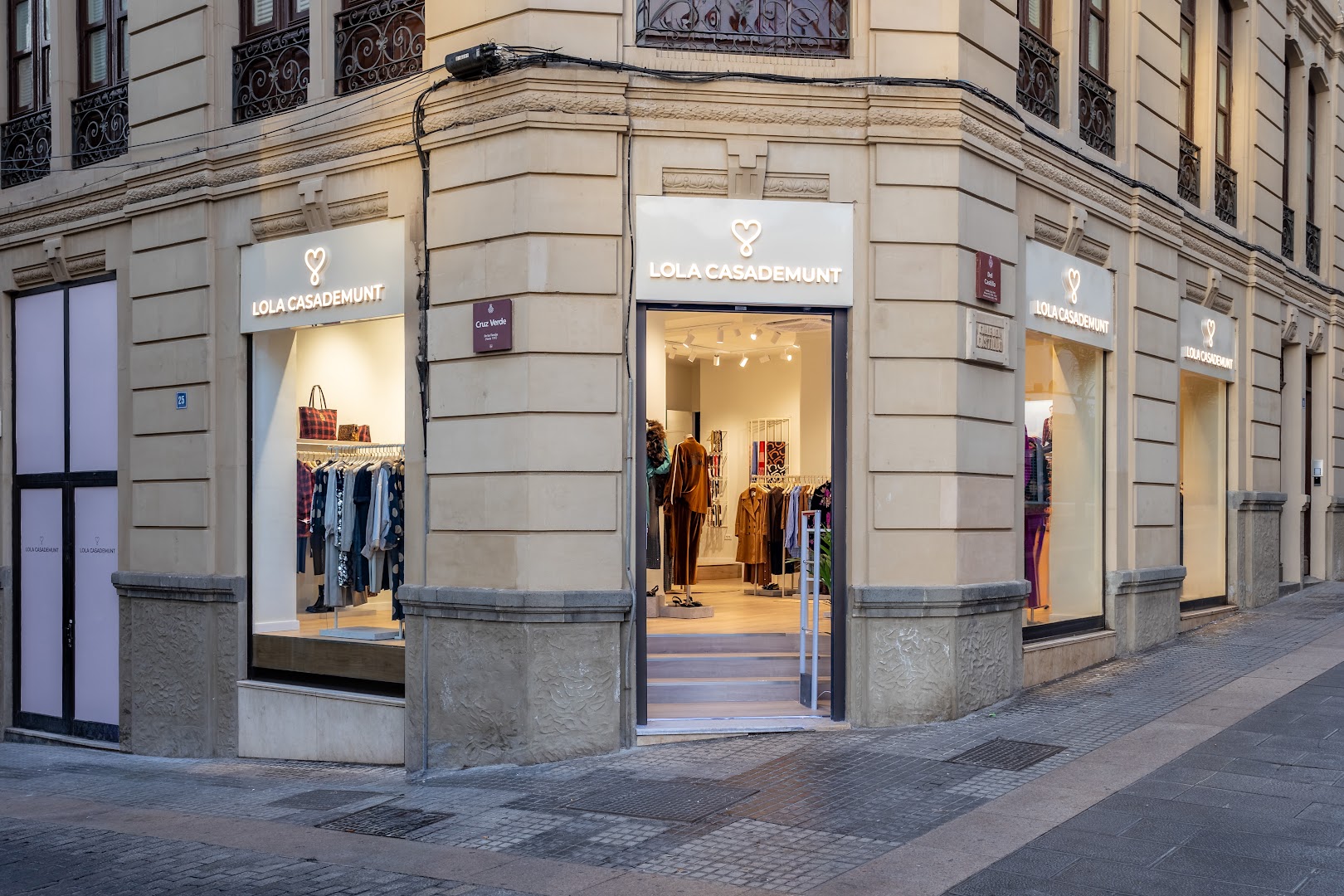 Lola Casademunt: professional storefront photo