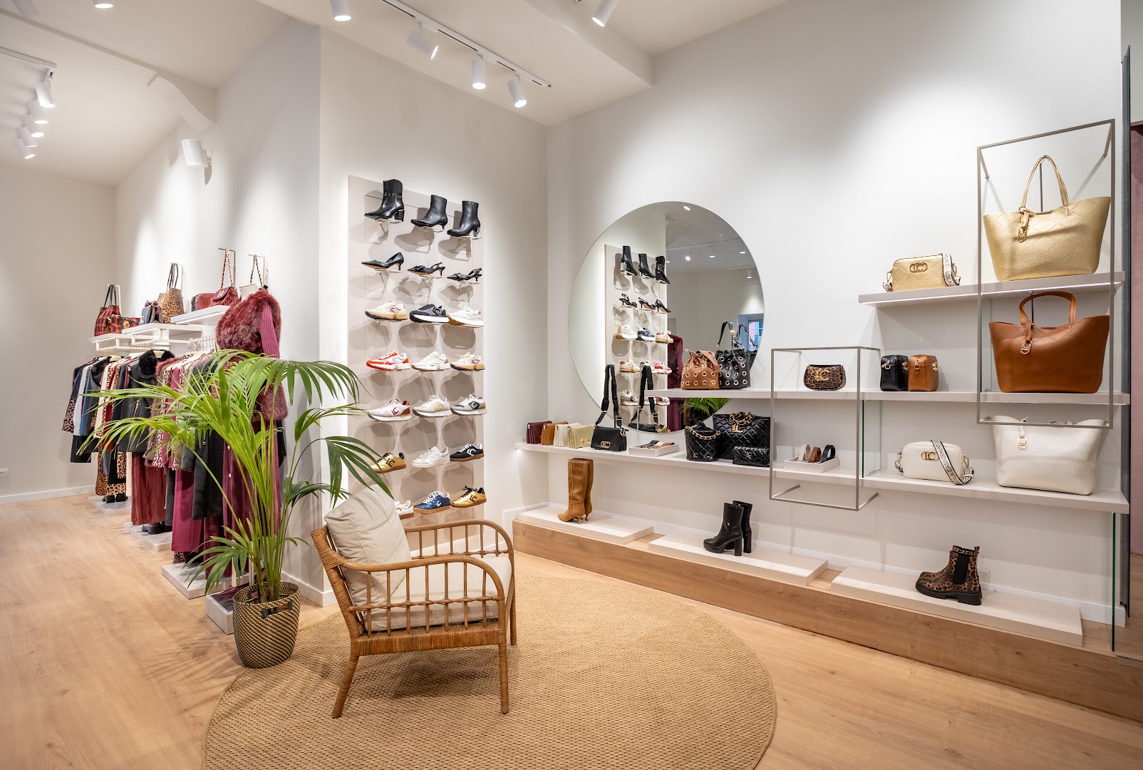 Lola Casademunt: professional, clean, and inviting interior