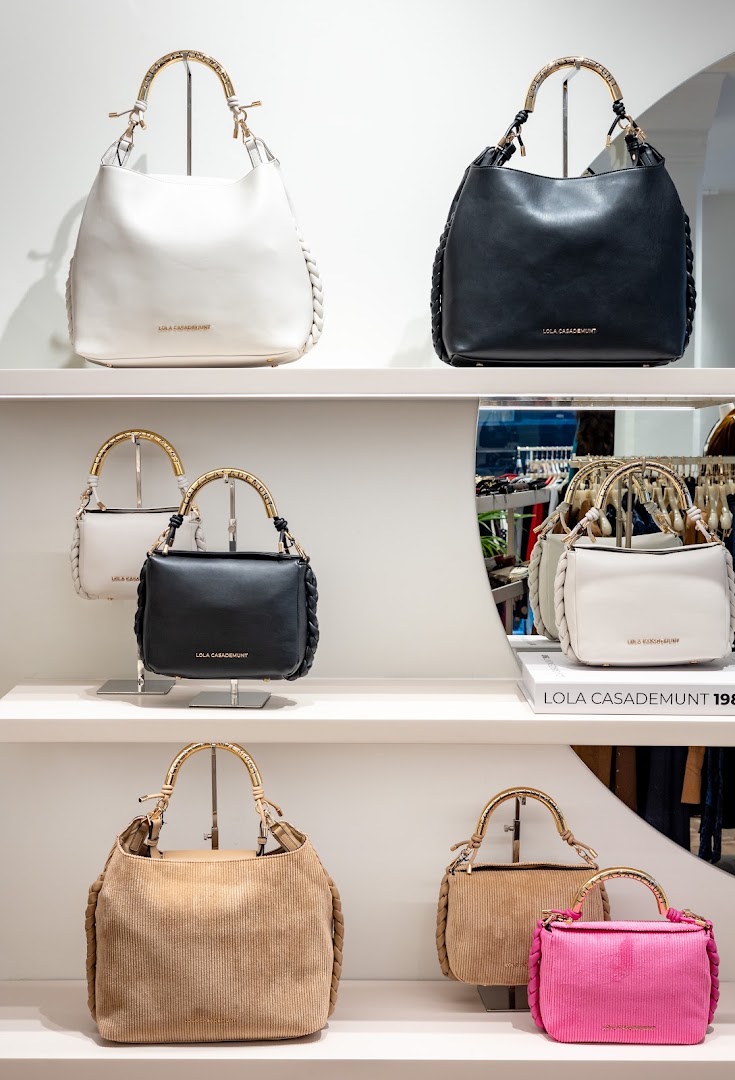 Lola Casademunt: professional product display photo