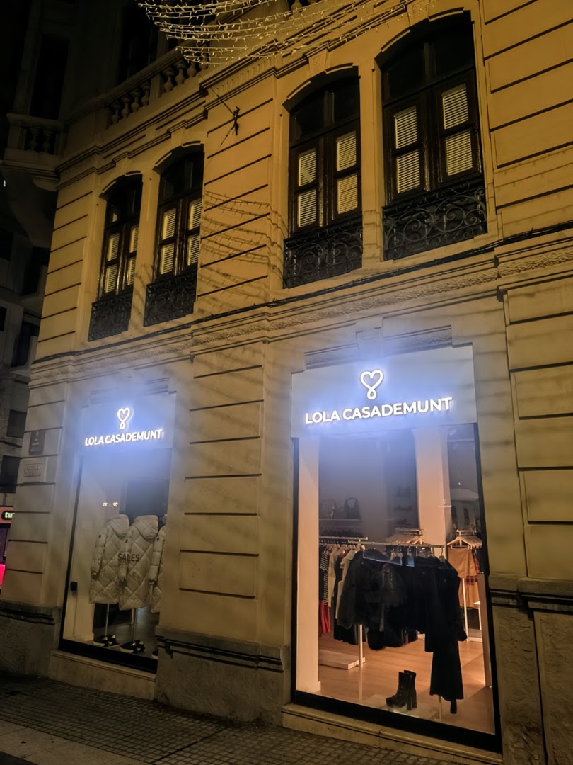 Lola Casademunt: clear, professional storefront night shot