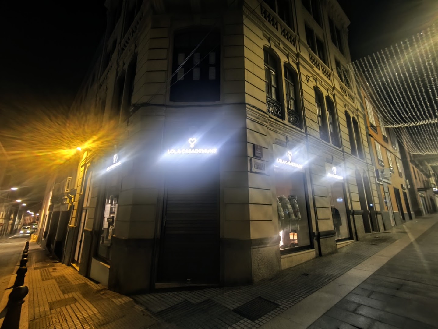 Lola Casademunt: clear storefront at night