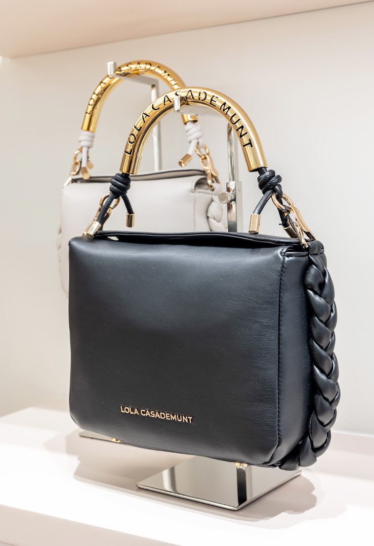 Lola Casademunt: professional product display photo
