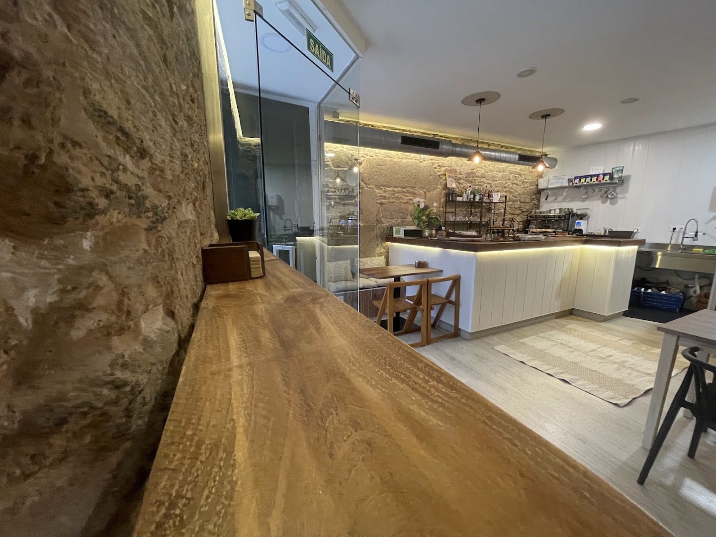 Cáscara Café: clear, inviting interior atmosphere