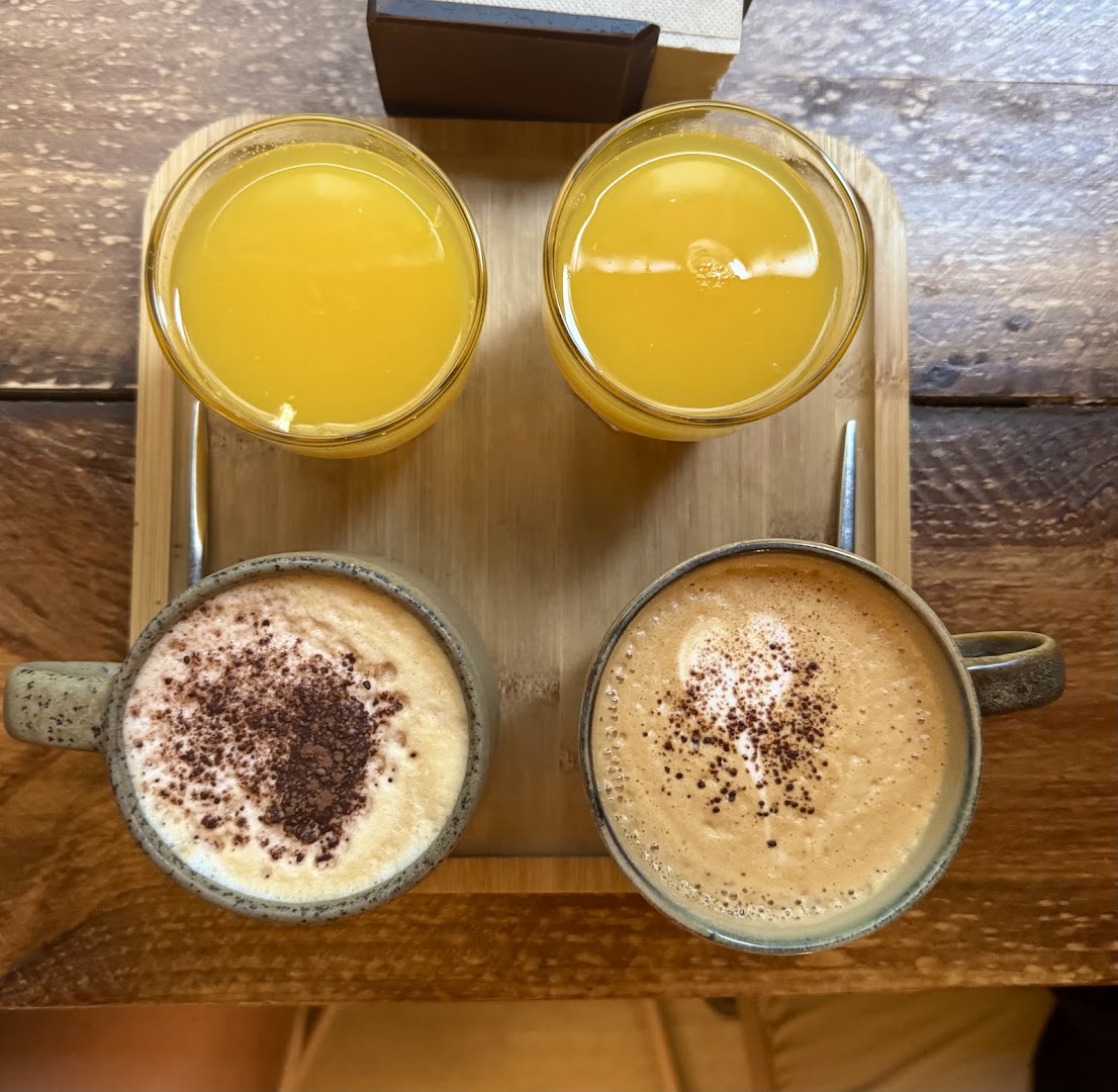 Cáscara Café: appetizing breakfast drink presentation