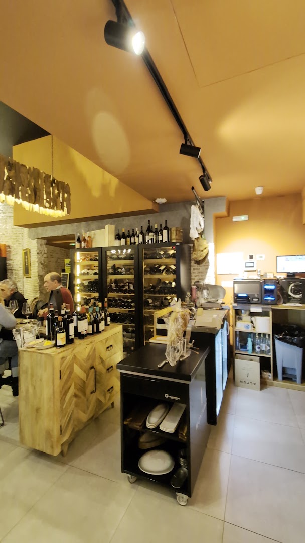 Comté Vinoteca: clear view of venue interior