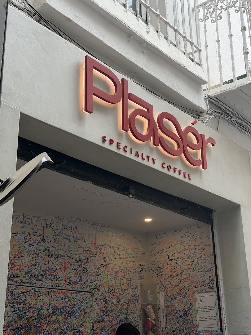 Plasér: clear exterior shot showing signage