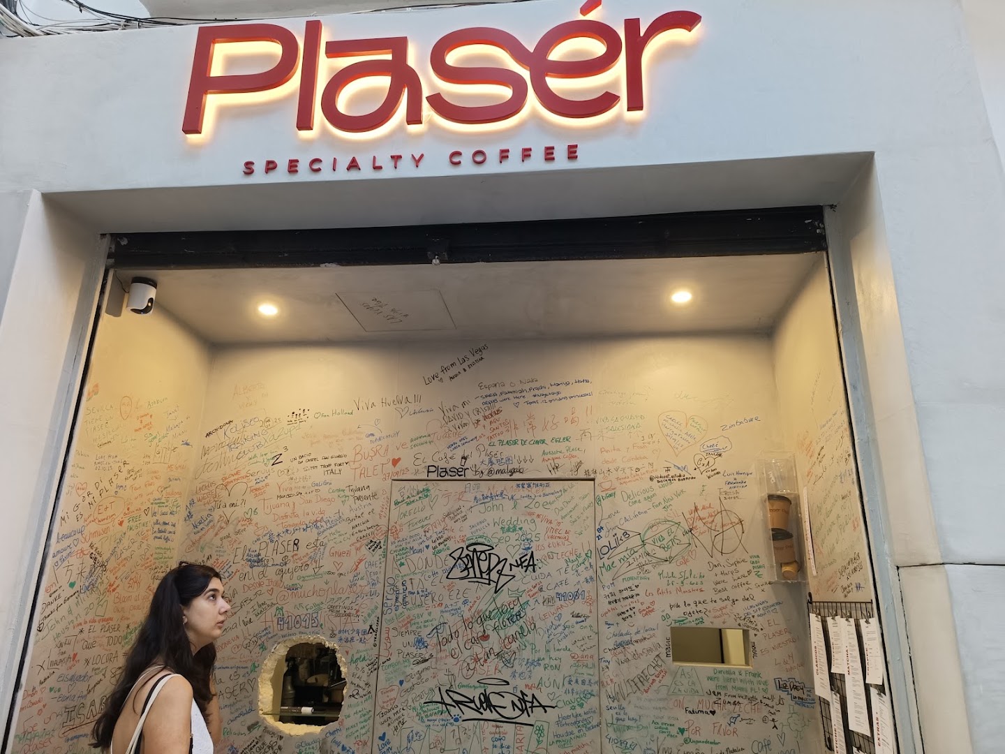 Plasér: clear storefront showing venue branding