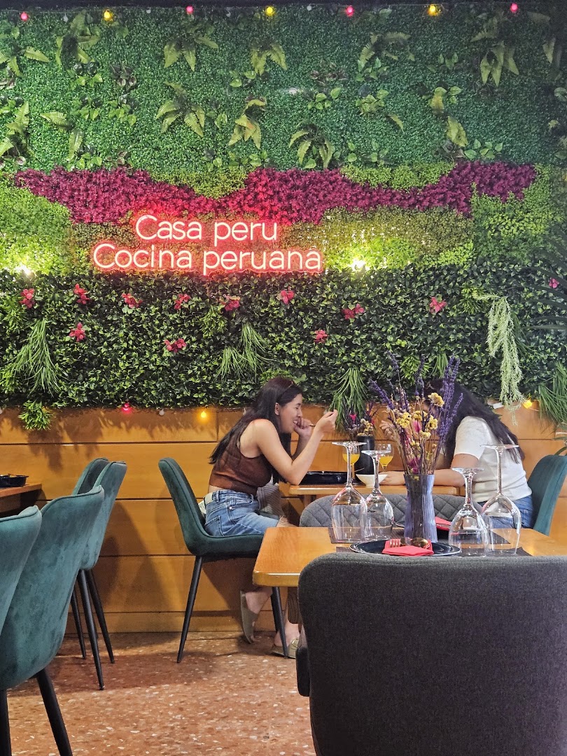 Casa Perú Beach Sitges: inviting atmosphere and restaurant interior