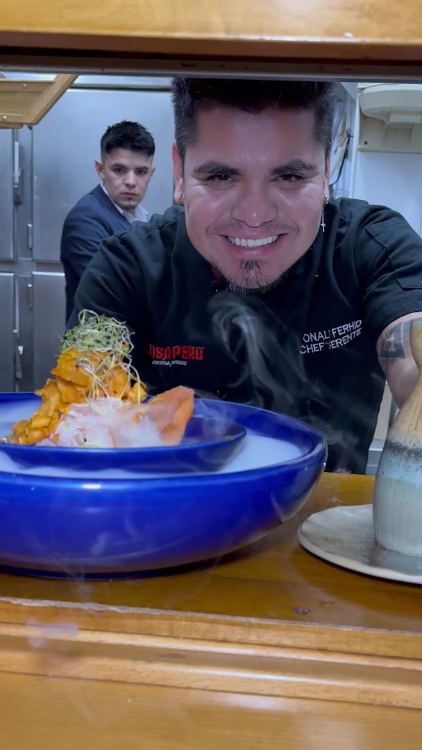 Casa Perú Beach Sitges: professional chef presenting signature dish