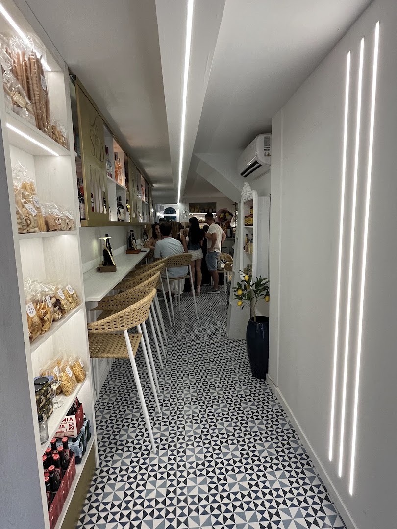 La Sed: clear, inviting interior atmosphere shot