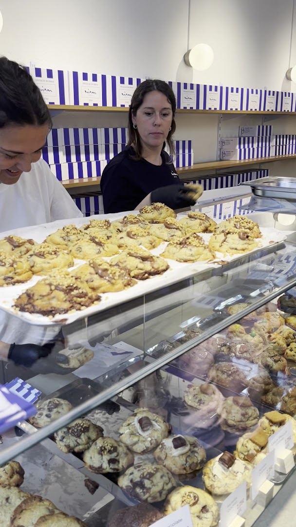 Mionas Bakery: appetizing display of fresh cookies
