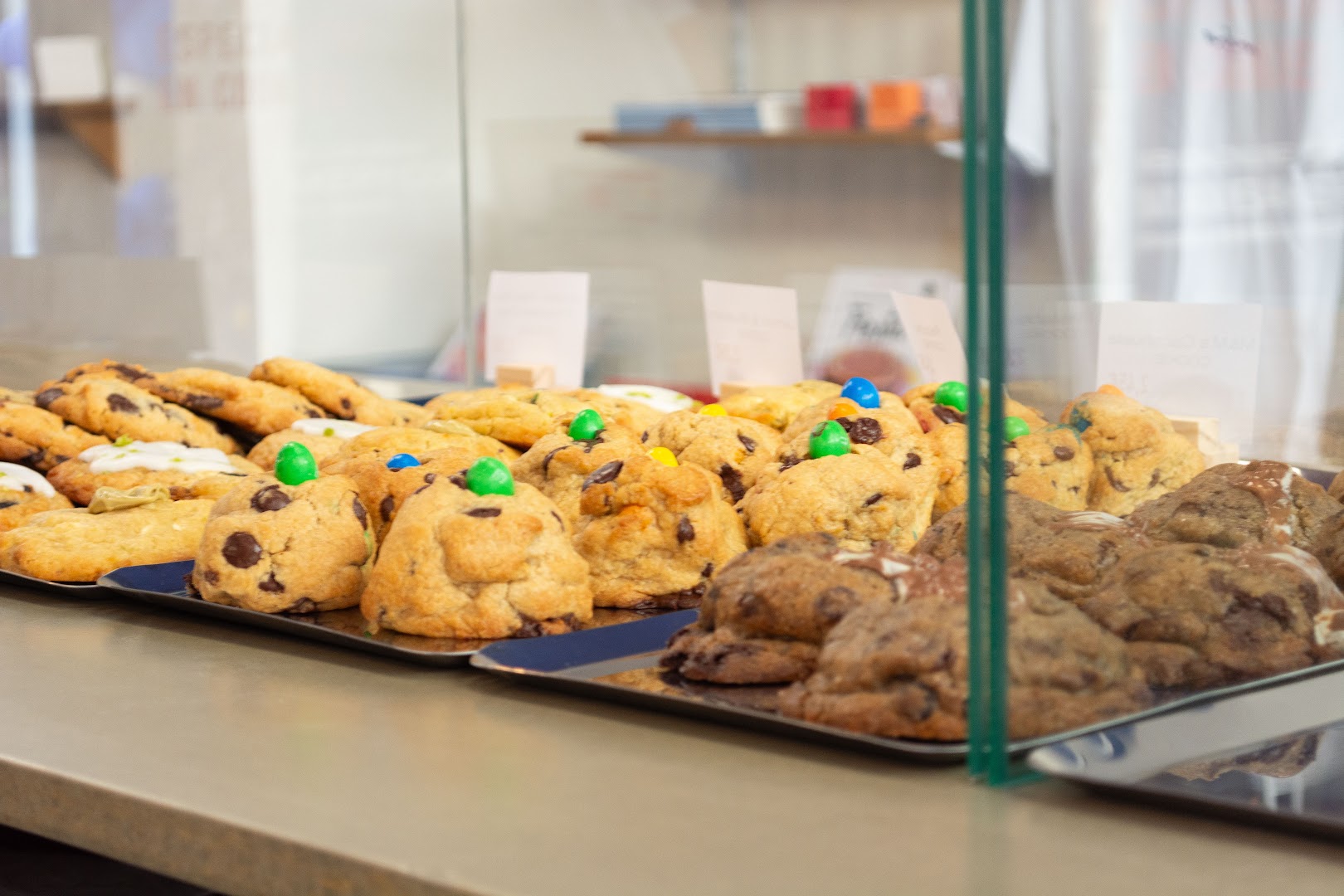 Mionas Bakery: appetizing display of fresh cookies