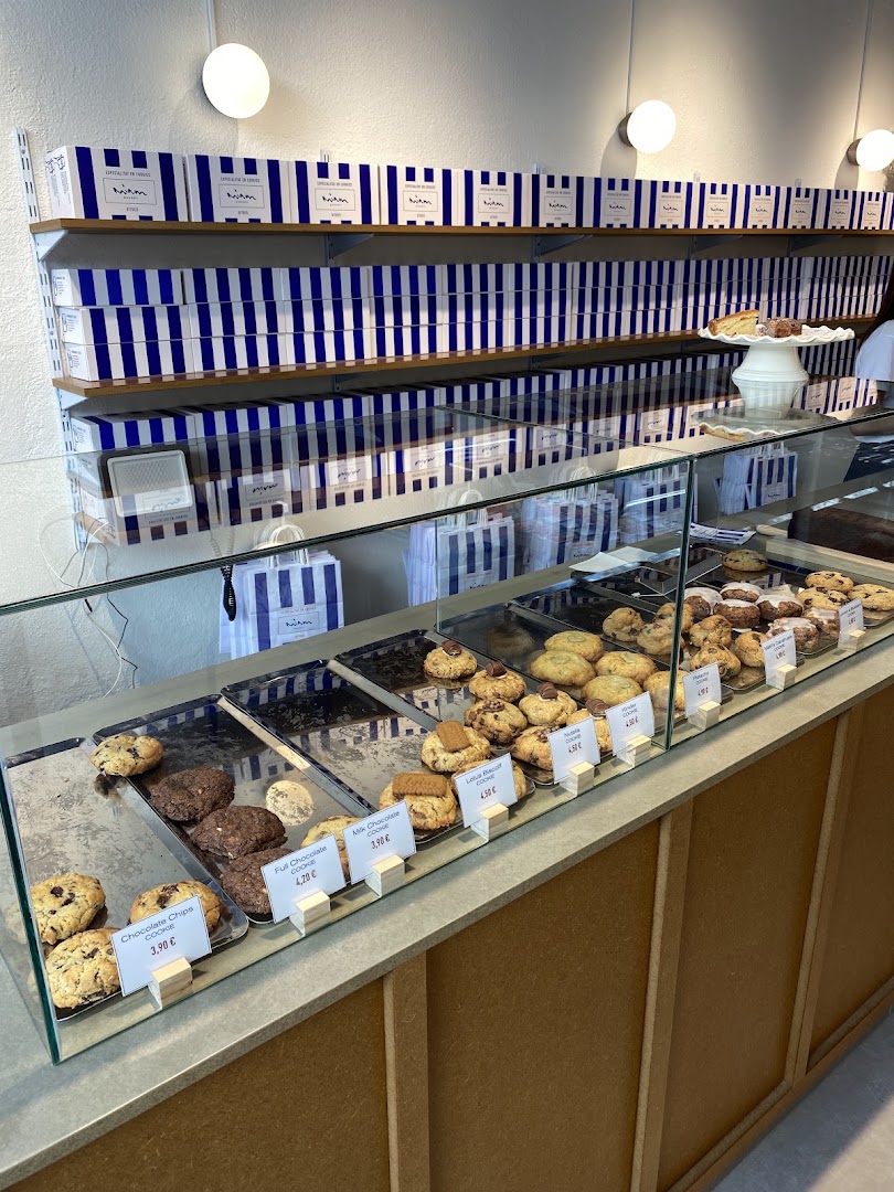 Mionas Bakery: clear display of bakery products