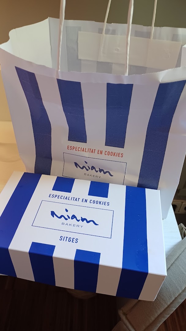 Mionas Bakery: clear branding and product packaging