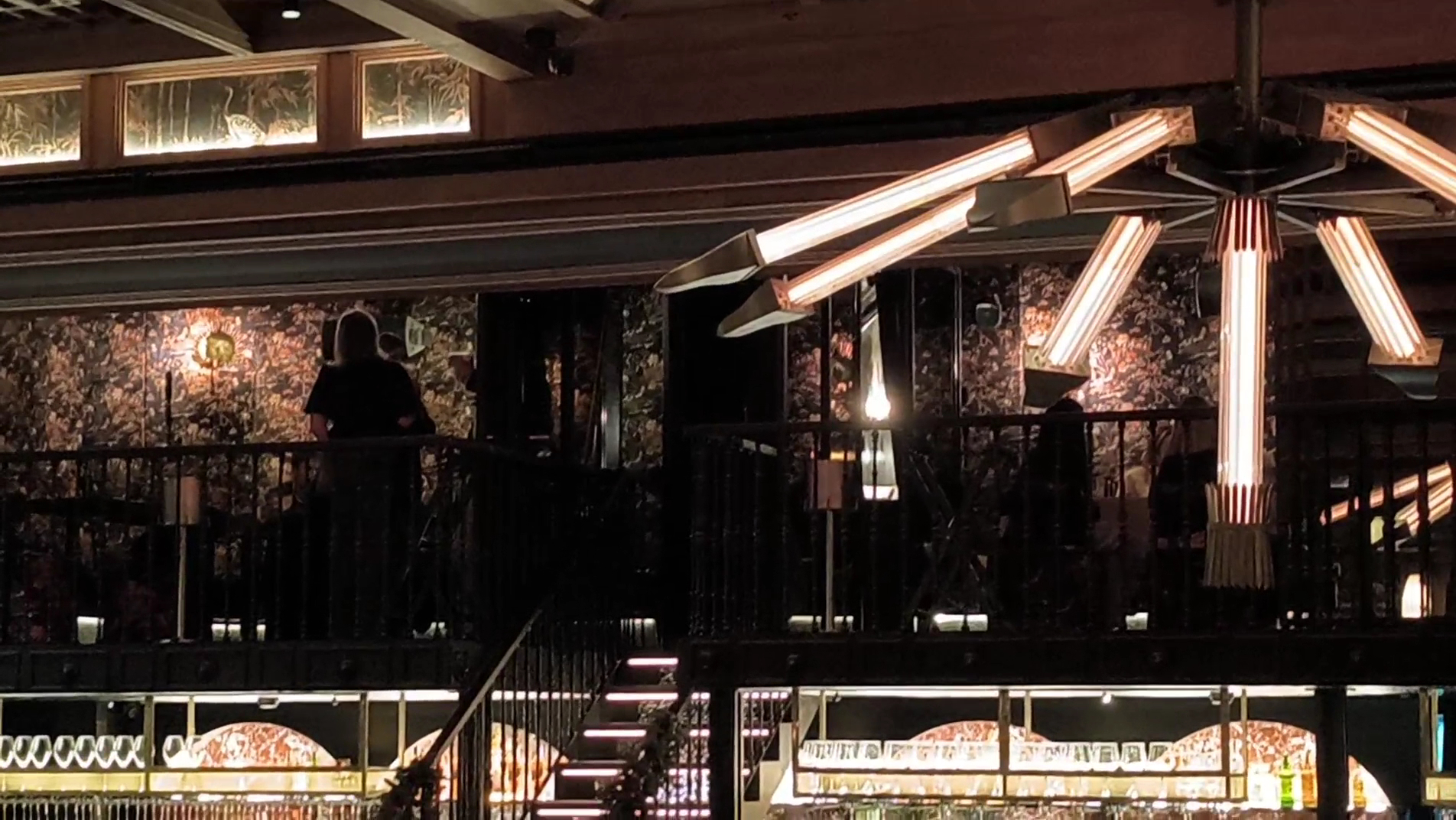Alegal: restaurant's elegant atmosphere