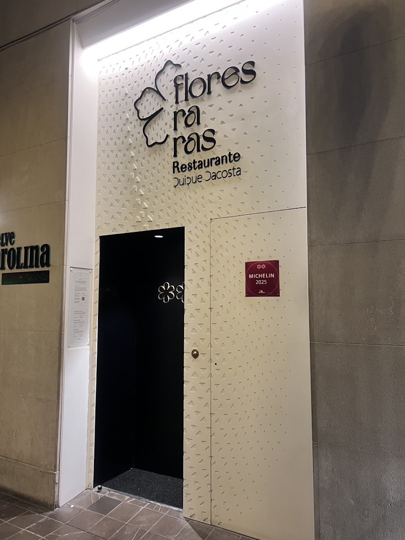 Flores Raras: clear photo of restaurant entrance