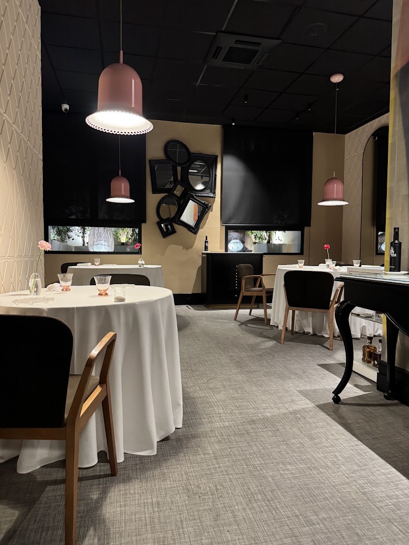 Flores Raras: attractive, professional interior shot