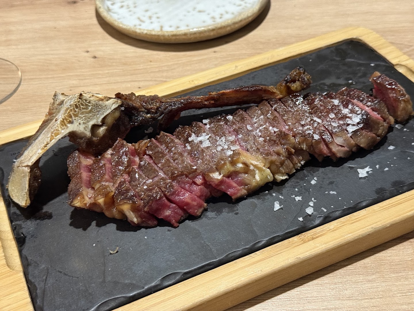 LA OFICINA de Carito y Germán: appetizing photo of prepared steak