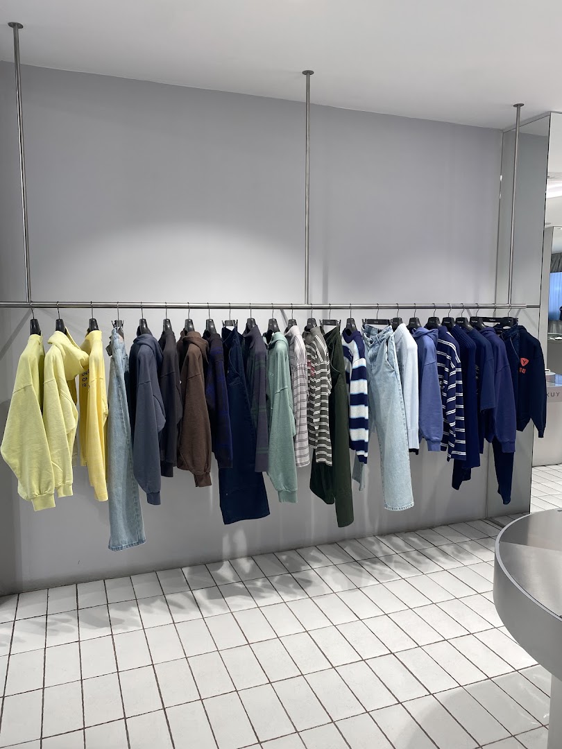 Yuxus Concept Store: clear display of shop products