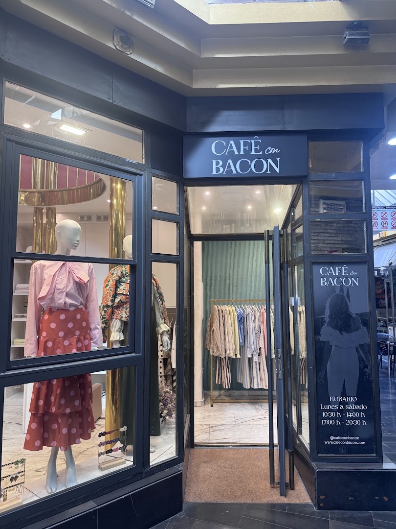 Cafê con Bacon: clear storefront photo showing shop