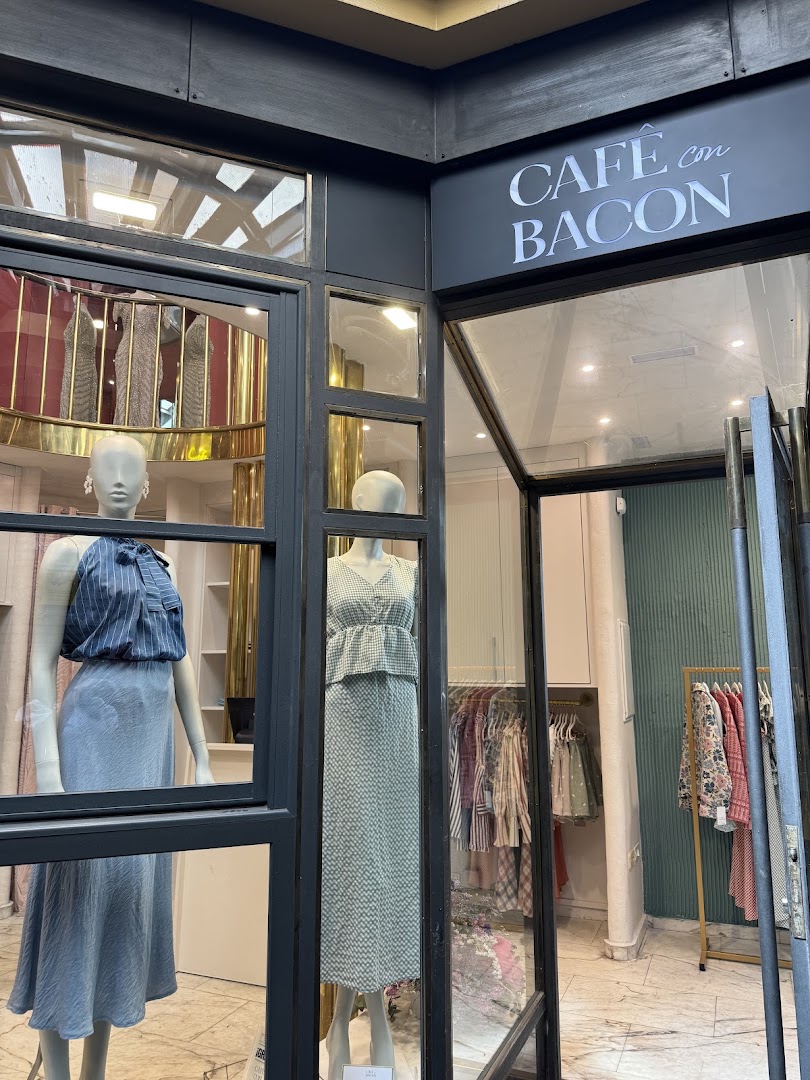 Cafê con Bacon: clear, professional storefront display photo