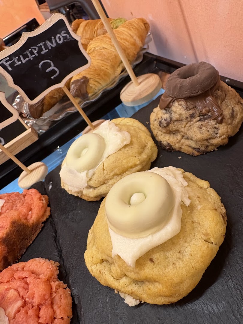 Cake Away: appetizing display of fresh pastries