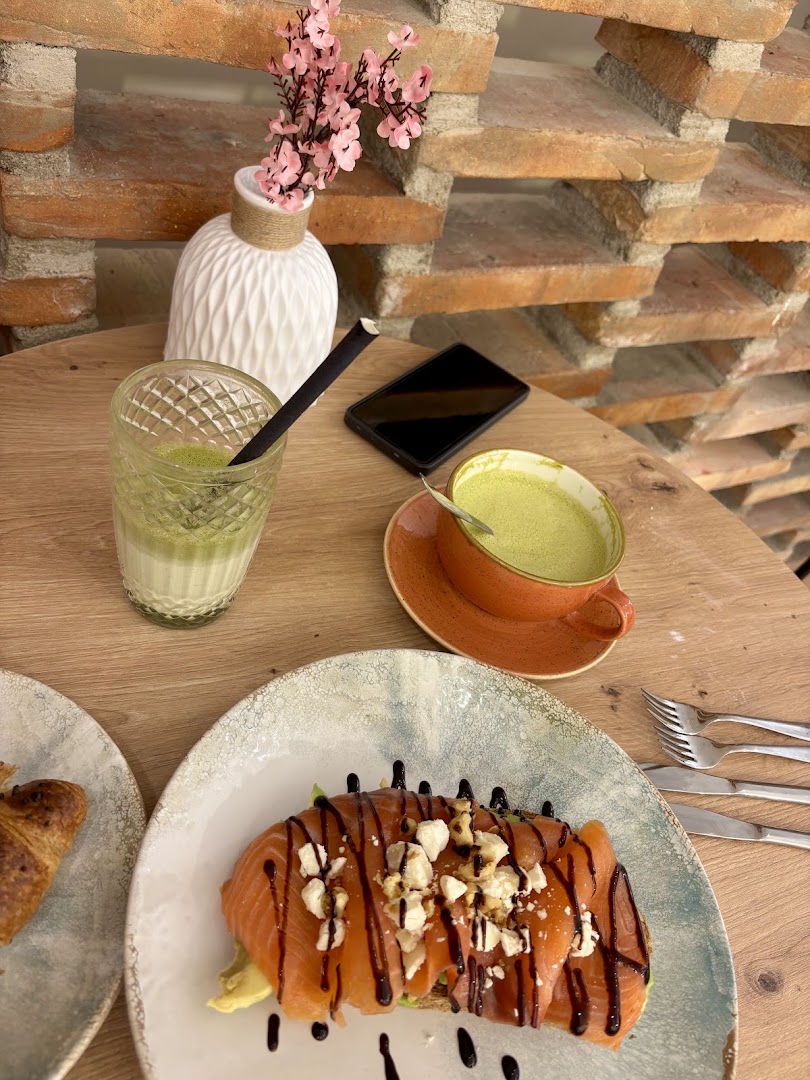 Jota Café: appetizing food and drink presentation