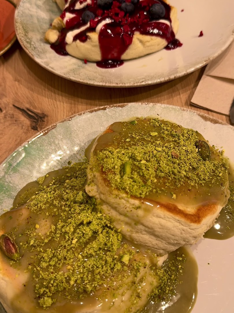 Jota Café: appetizing photo of brunch food