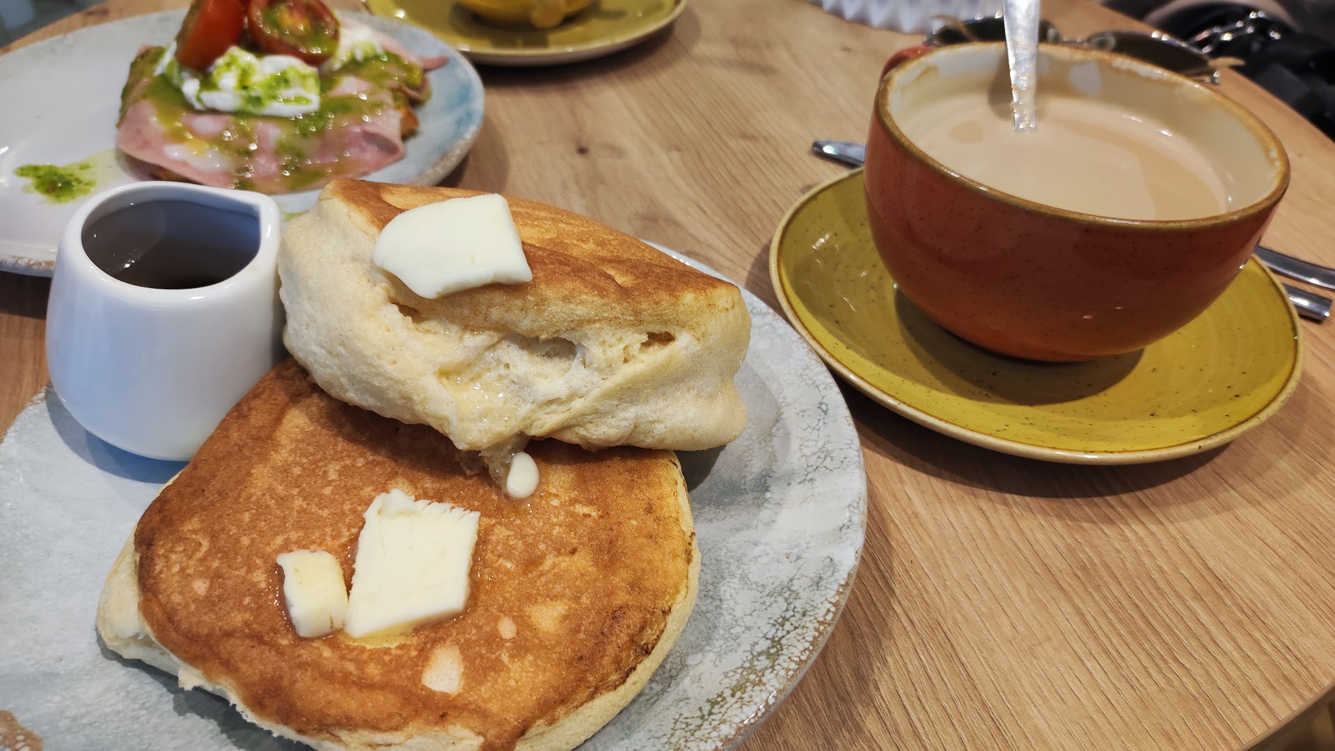 Jota Café: appetizing photo of breakfast food
