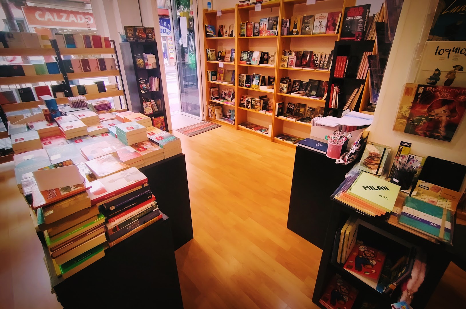 La Caja de Pandora: clear view of shop interior