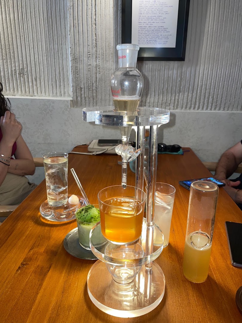 Moonlight Experimental Bar: unique experimental cocktail presentation