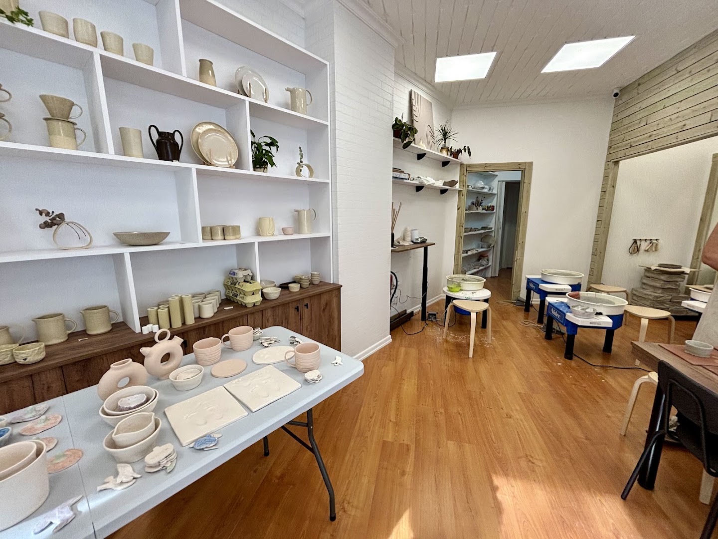 Pizco Cerámica: clear view of shop interior