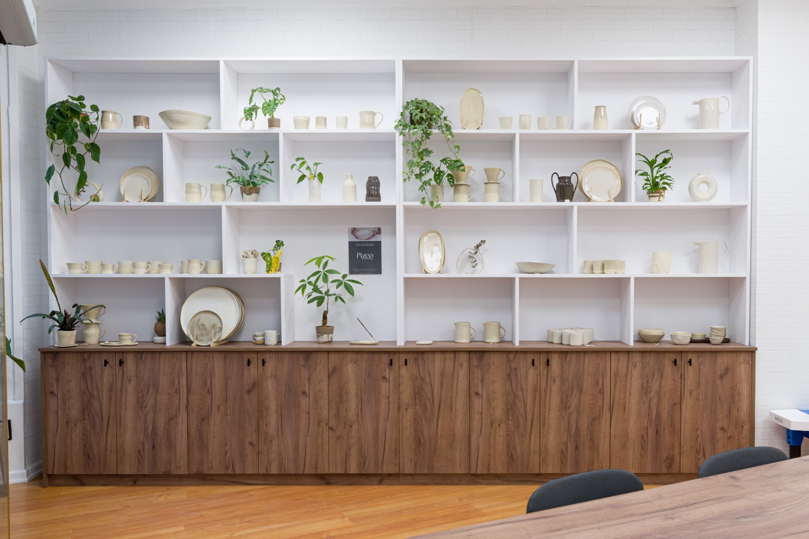 Pizco Cerámica: clean display of shop products