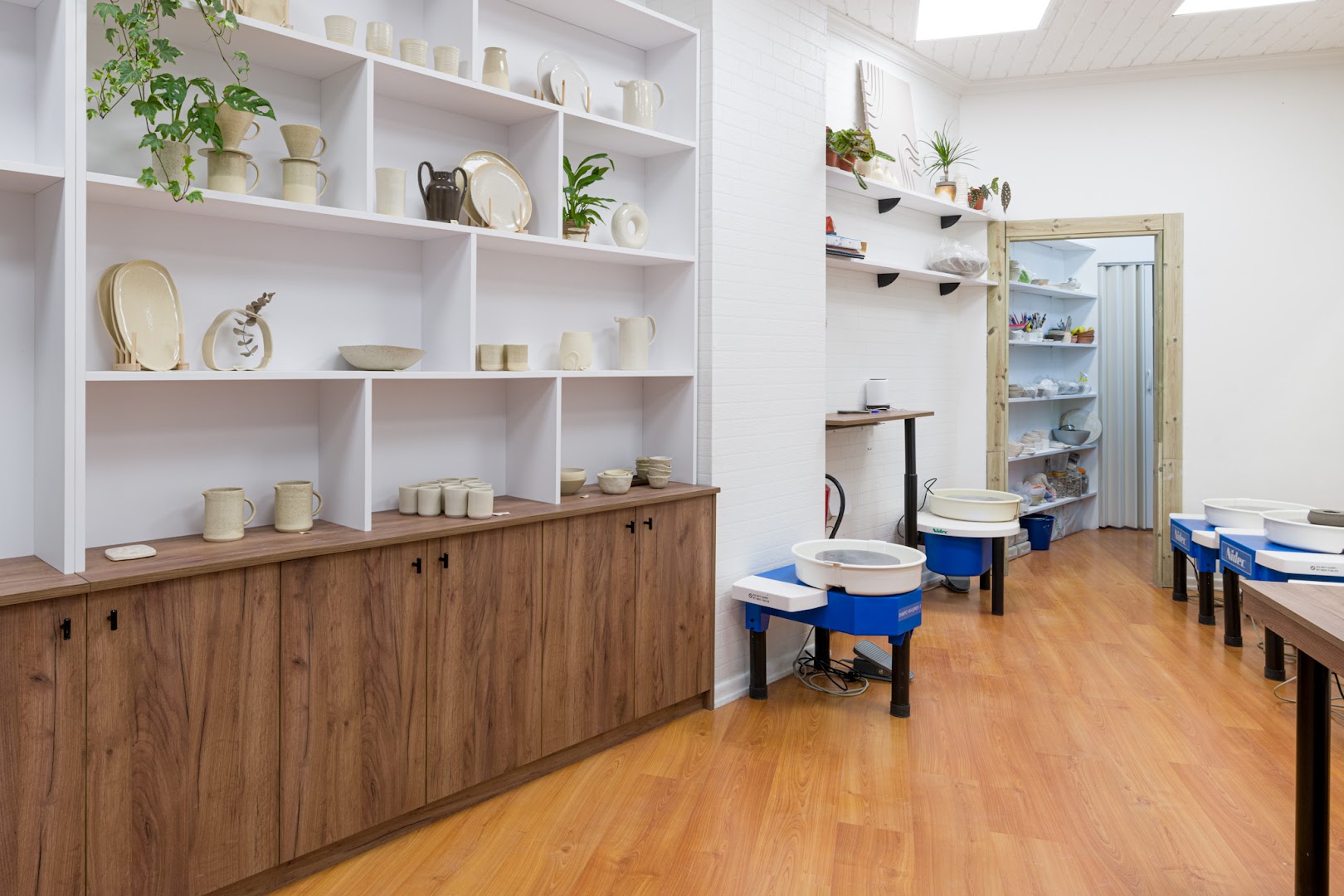 Pizco Cerámica: clear, professional shop interior photo