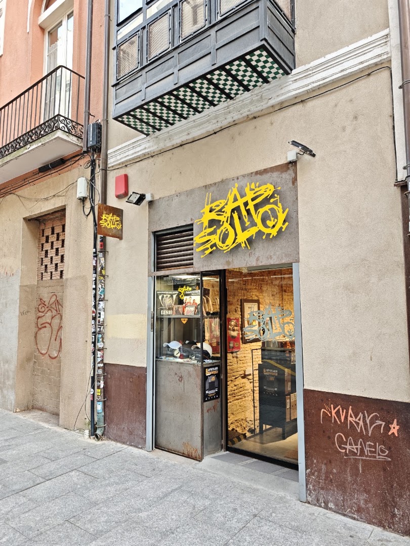 Rap Solo: clear storefront photo of shop