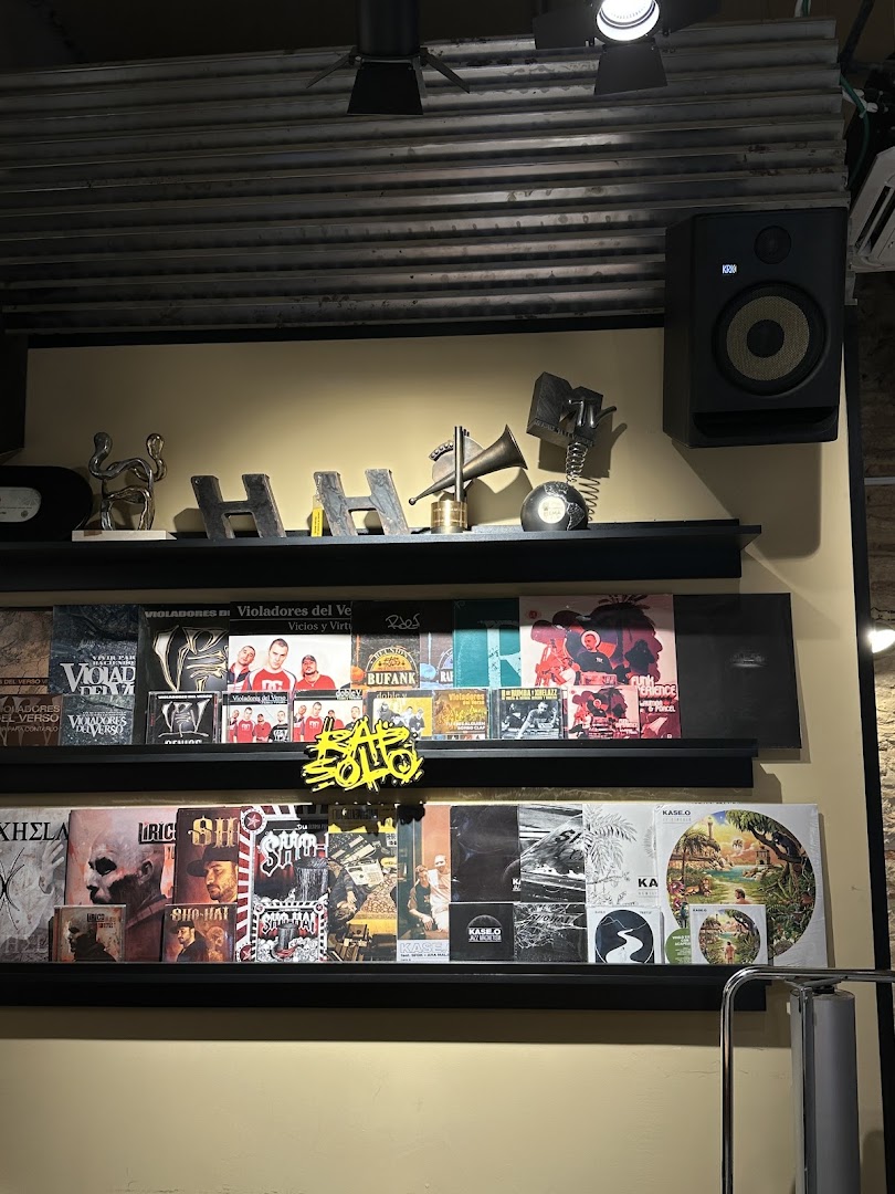 Rap Solo: clear display of shop products