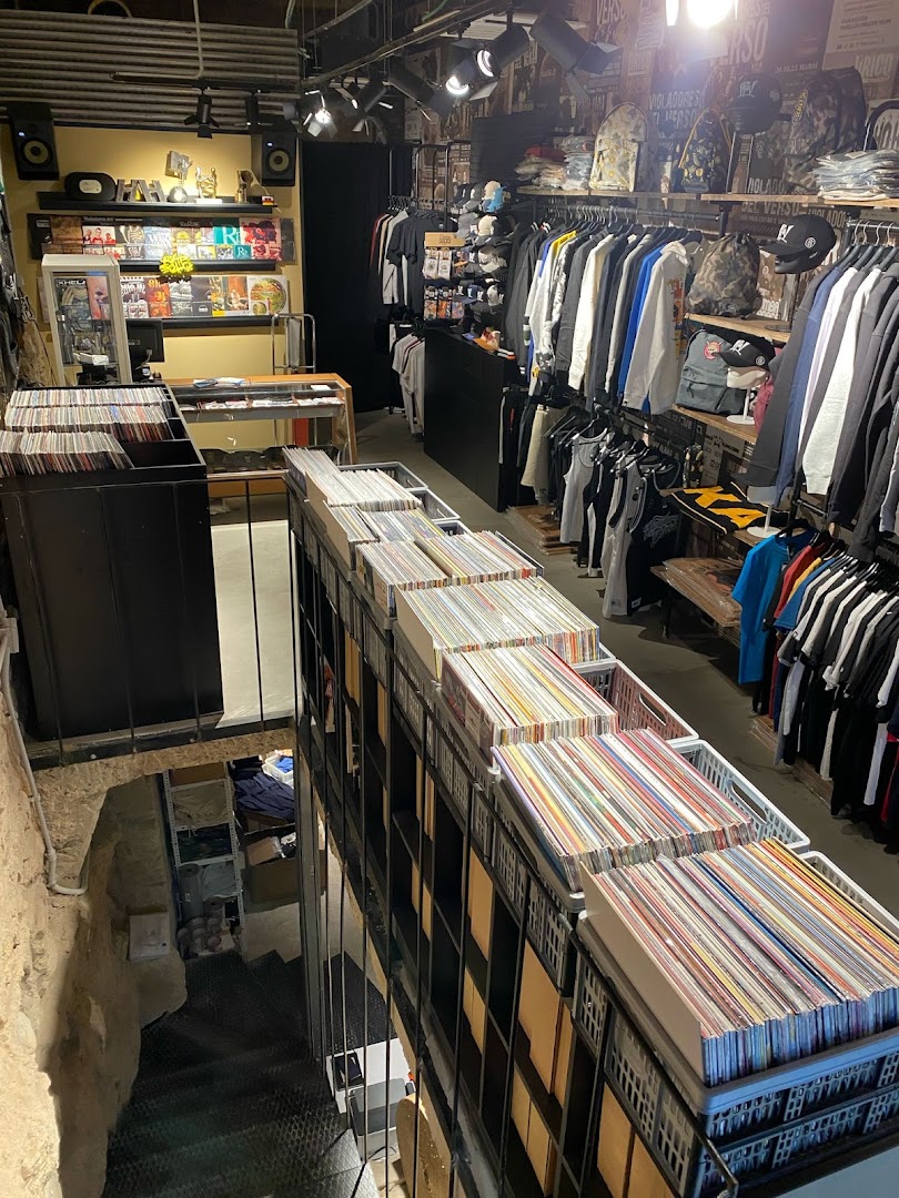 Rap Solo: clear view of shop interior