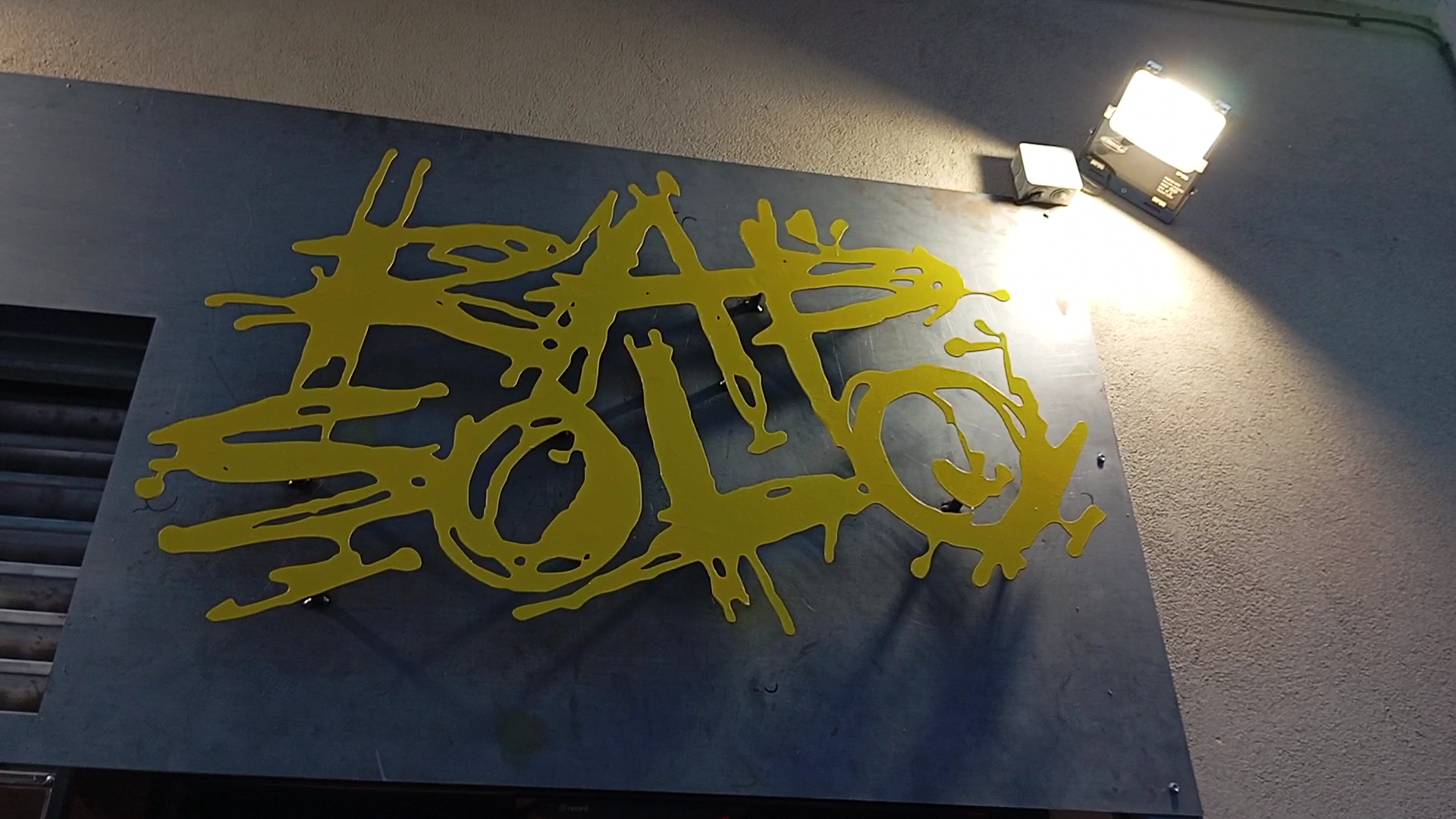 Rap Solo: clear photo of shop signage