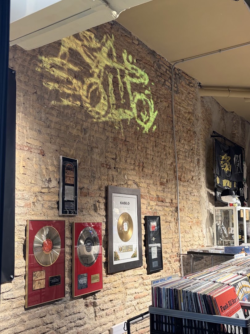 Rap Solo: shop interior and atmosphere