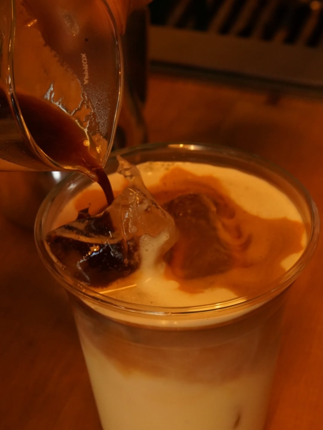 Rómulo Coffee: appetizing shot of coffee preparation
