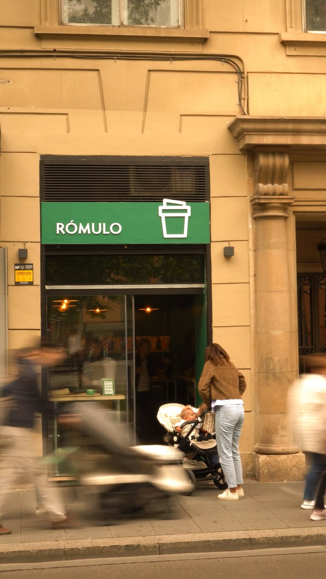 Rómulo Coffee: clear storefront photo with atmosphere