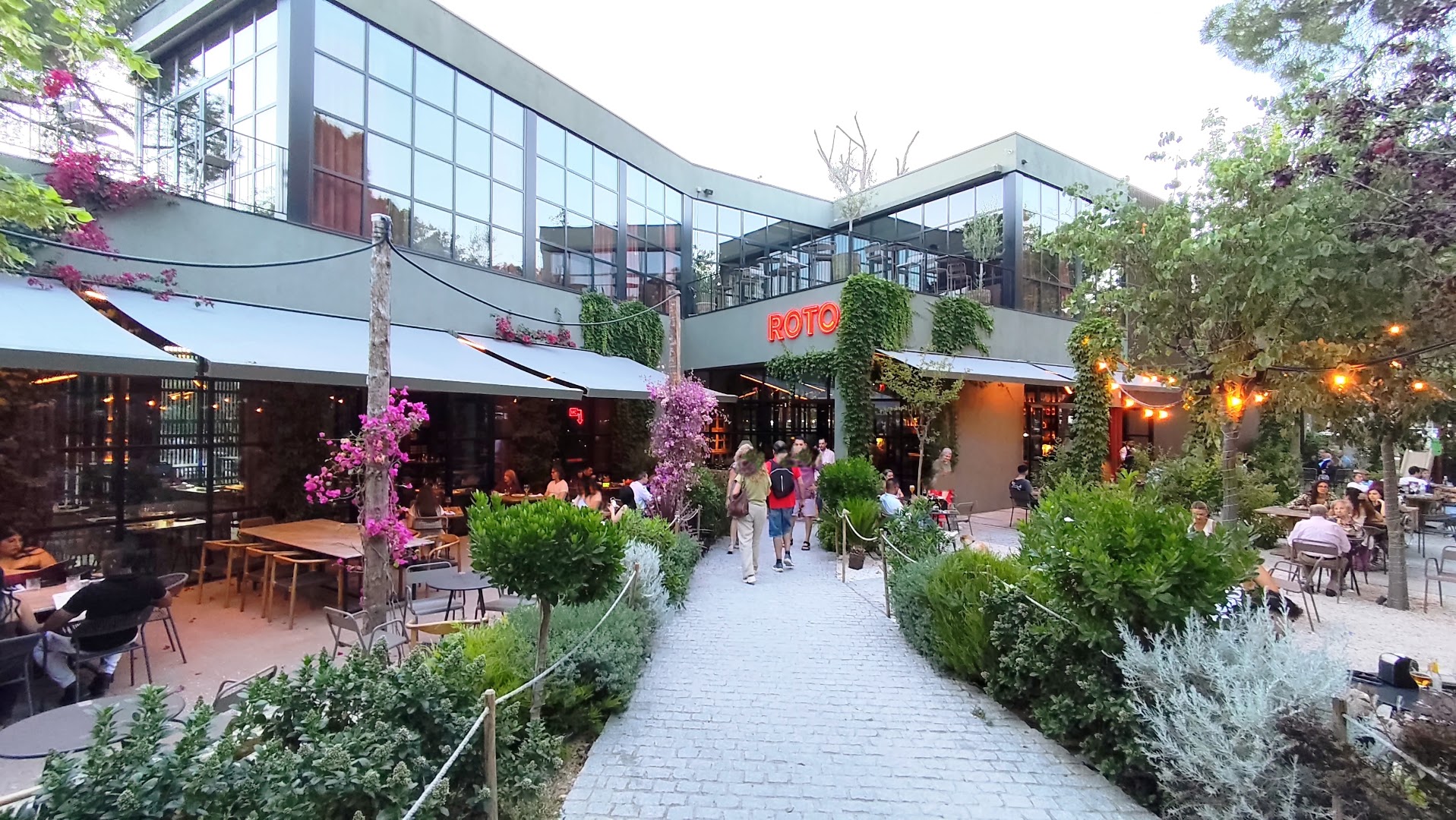 ROTO Zaragoza: inviting atmosphere and clear exterior