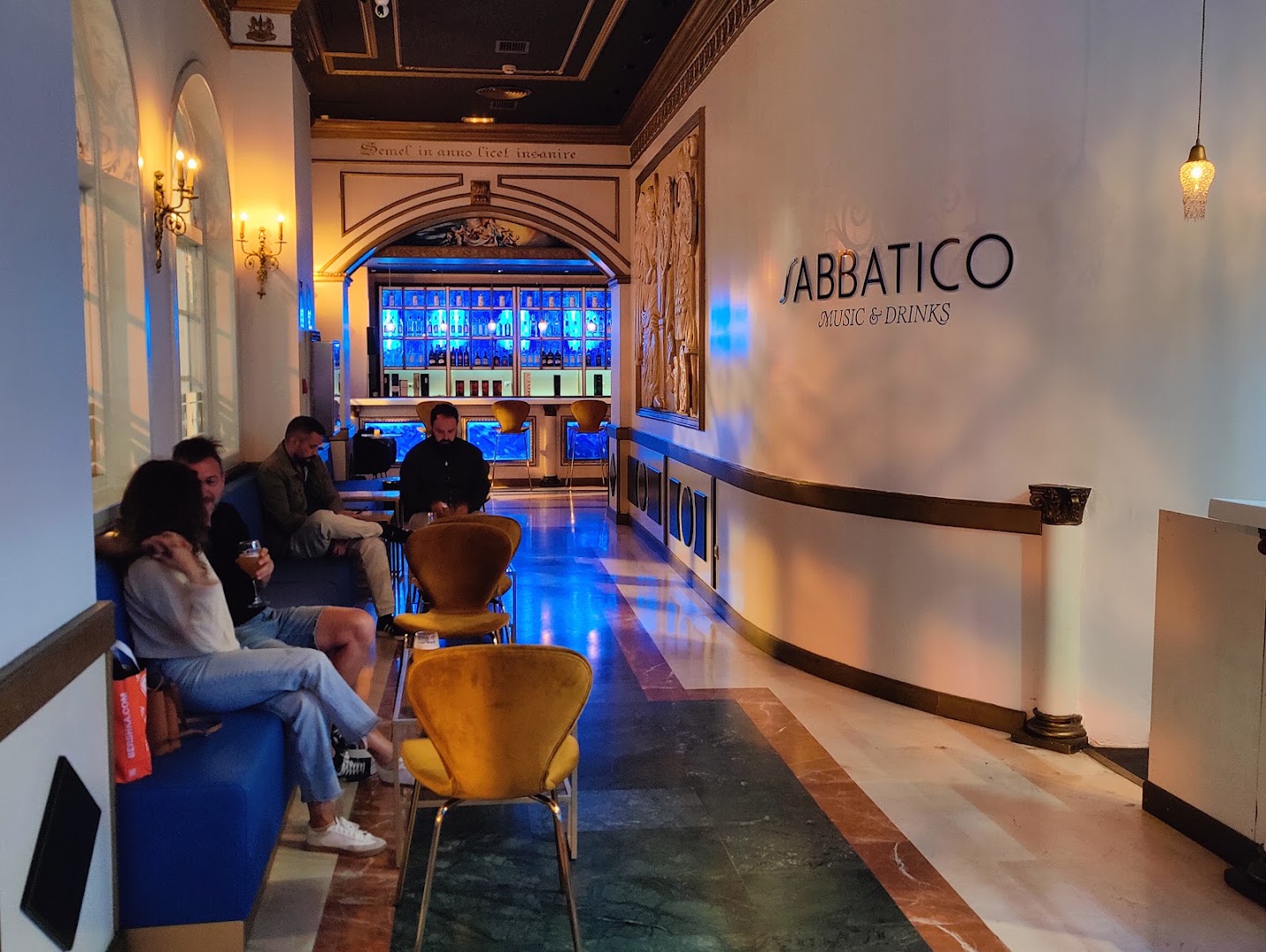 Sabbatico: clear, inviting interior atmosphere
