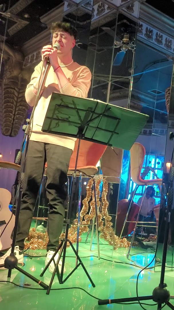 Sabbatico: live entertainment atmosphere